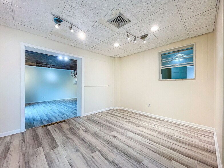 More Photos Of 301 N US Highway 41, Ruskin Office Residential For Lease
