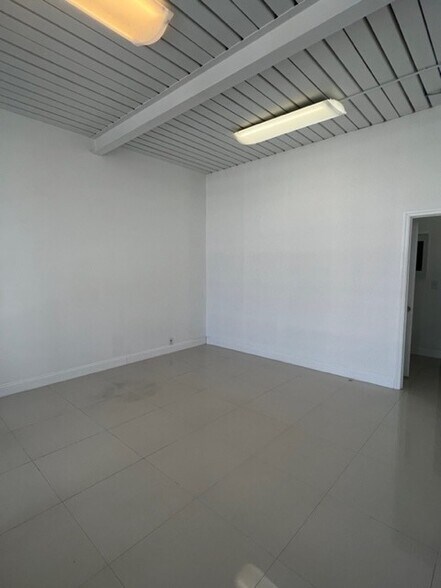 More Photos Of 2400 E Oakland Park Blvd, Fort Lauderdale Storefront Retail Office For Lease