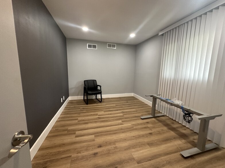 More Photos Of 711 N 1st St, Dekalb Office For Lease