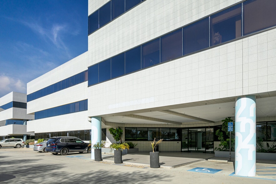 More Photos Of 6345 Balboa Blvd, Encino Unknown For Lease