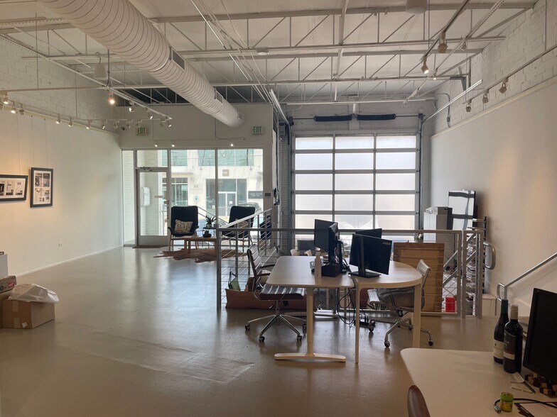 More Photos Of 1131 Dragon St, Dallas Showroom For Lease