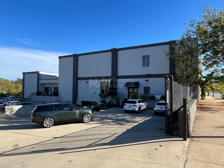 More Photos Of 701 S Broadway St, Akron Showroom For Lease