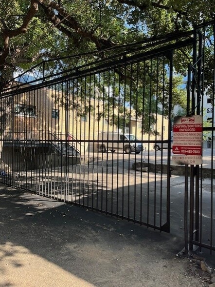 More Photos Of 400 Nueces St, Austin Freestanding For Lease