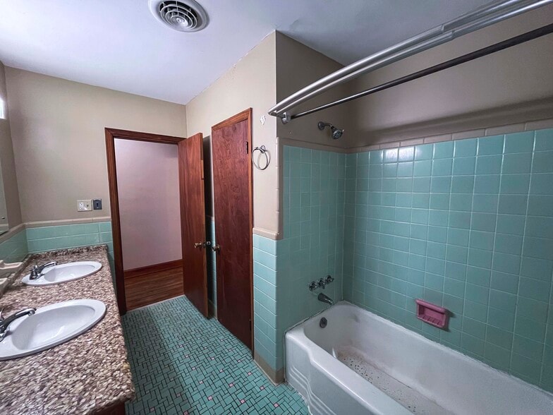 More Photos Of 1001 E Lynchburg Salem Tpke, Bedford Office For Sale