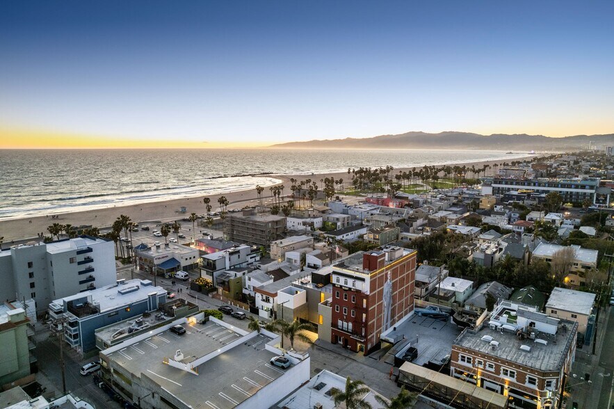 More Photos Of 45 N Venice Blvd, Venice Loft Creative Space For Sale