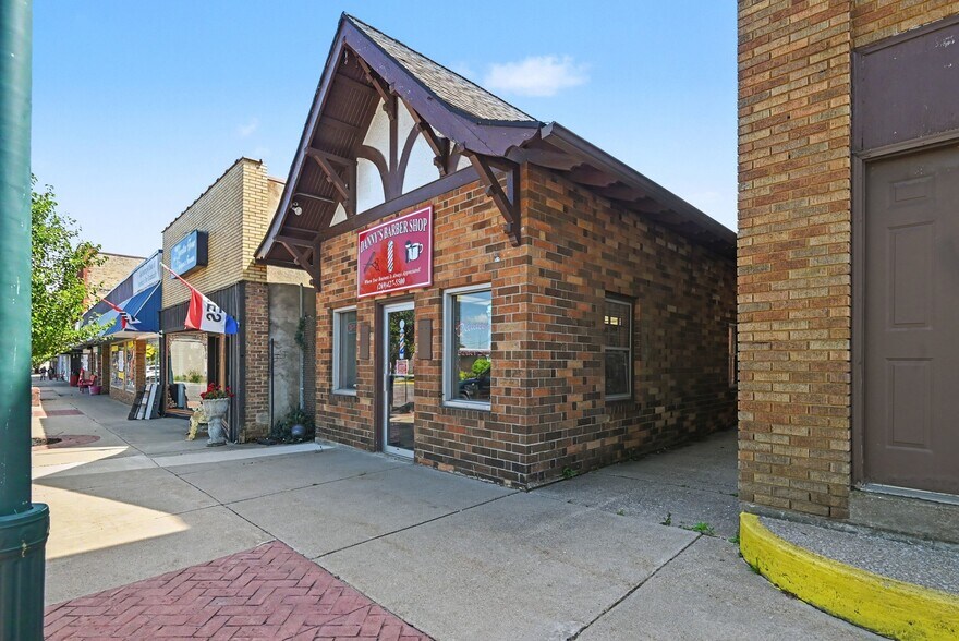 More Photos Of 253 W Monroe St, Bangor General Retail For Sale