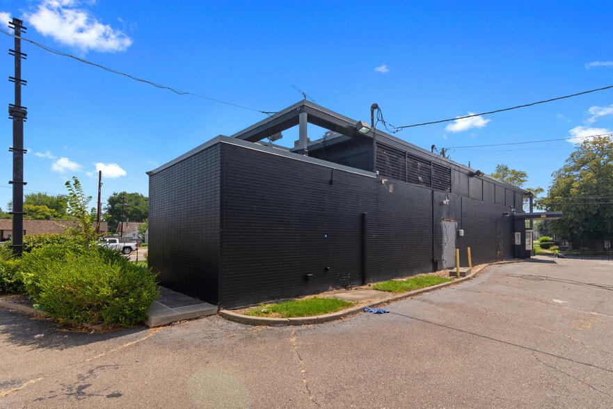 More Photos Of 18901 Kelly Rd, Detroit Bank For Sale