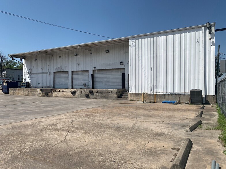 More Photos Of 1915 Airline Dr, Houston Warehouse For Lease