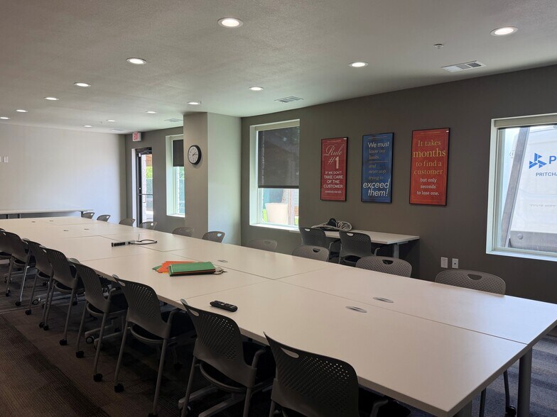 More Photos Of 1212 Chisholm Trail Rd, Round Rock Light Distribution For Lease