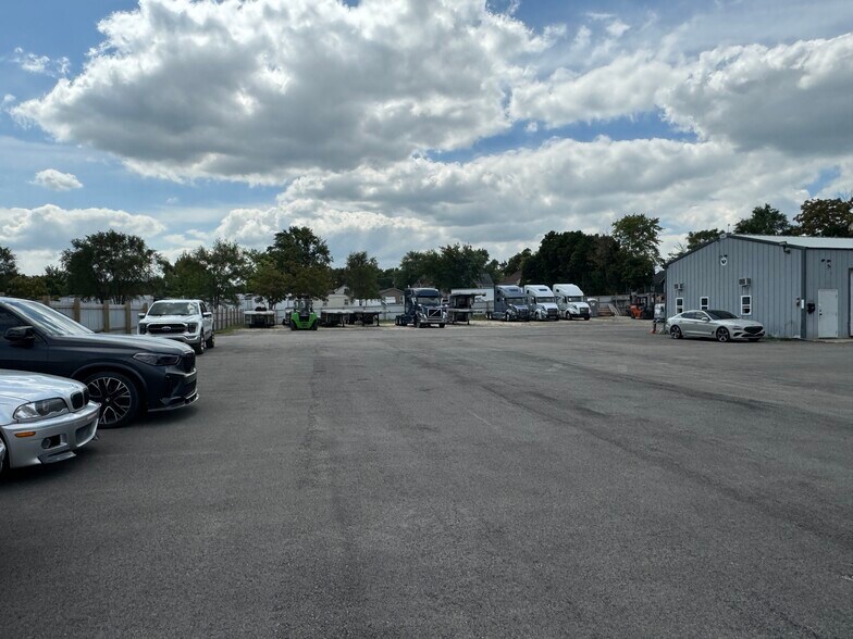 More Photos Of 644 W Park Ave, Aurora Truck Terminal For Sale
