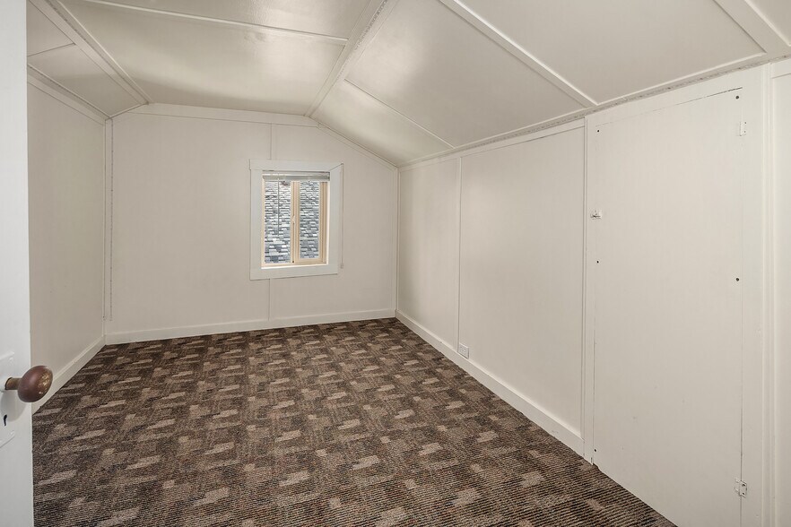 More Photos Of 5011 5th Ave NE, Seattle Apartments For Sale