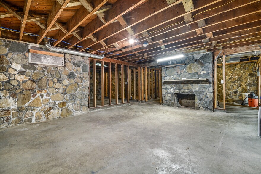 More Photos Of 8021 State Ave, Marysville Office For Sale
