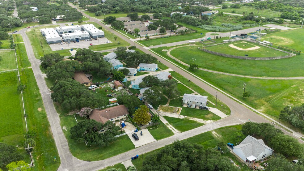 More Photos Of 1300 N Live Oak St, Rockport Multifamily For Sale