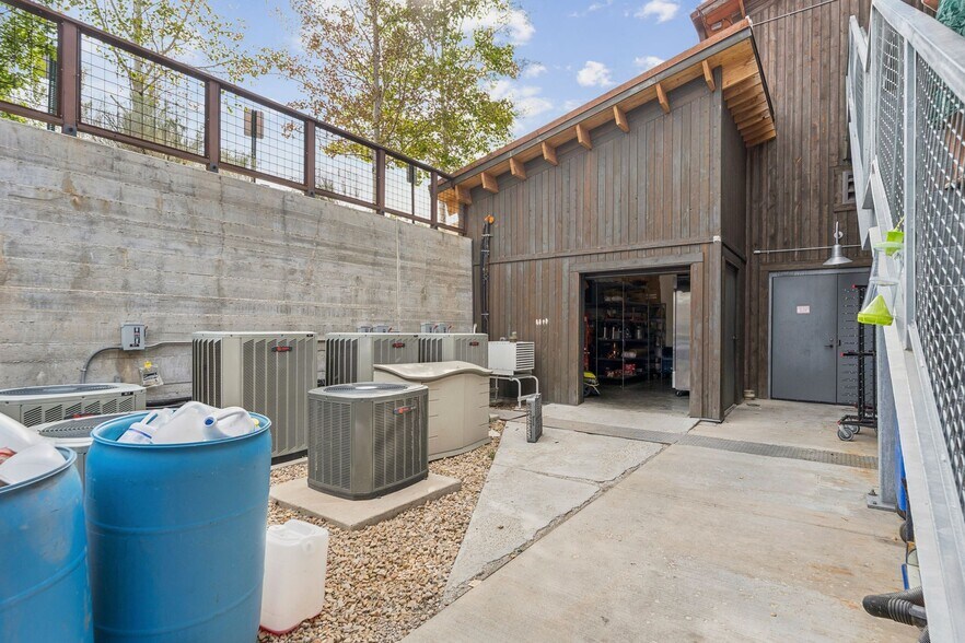 More Photos Of 27649 Old Lincoln Highway, Wanship Freestanding For Sale