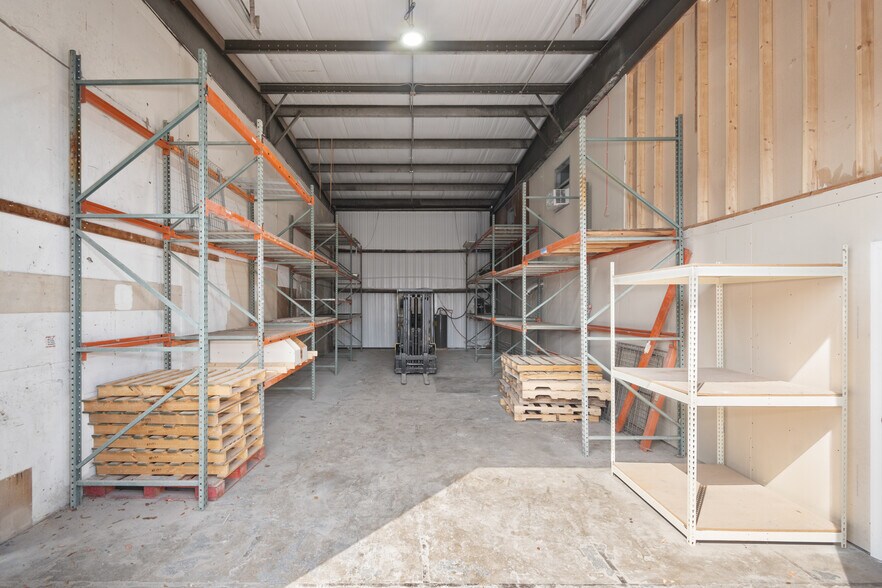 More Photos Of 320 Warfield Ave, Venice Warehouse For Sale