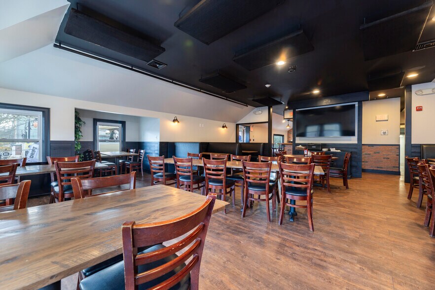 323 Main St, Wakefield, RI 02879 Storefront Retail Residential For