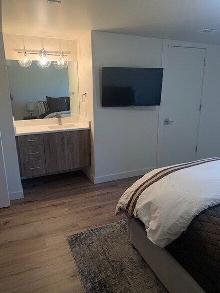 More Photos Of 4554 Forestdale Dr, Park City Showroom For Lease