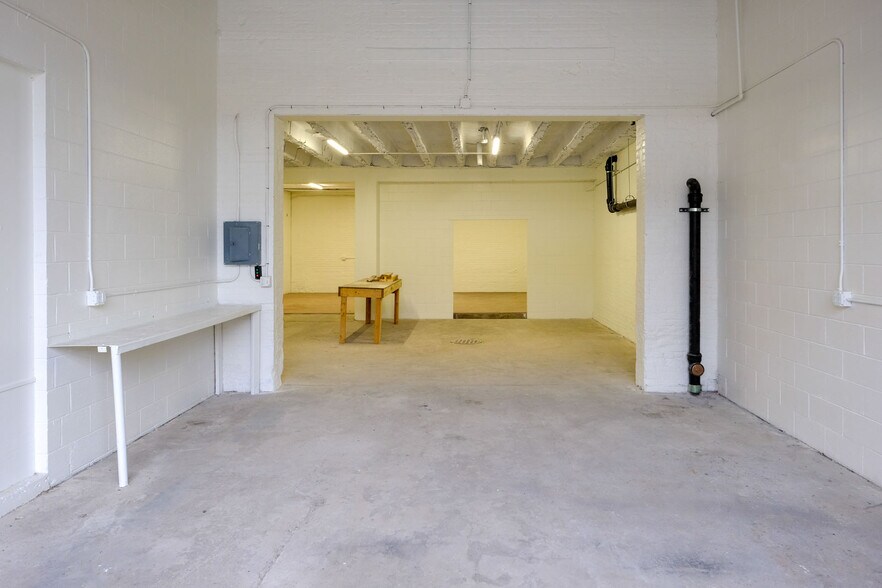 More Photos Of 408 W Main St, Benton Harbor Freestanding For Lease