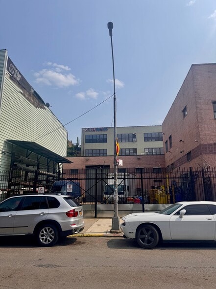 More Photos Of 48 Grattan St, Brooklyn Warehouse For Lease