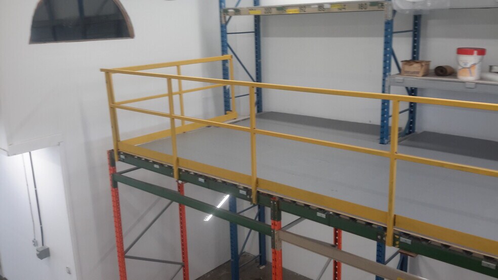 More Photos Of 854 Boyd Ave, Ottawa Warehouse For Lease