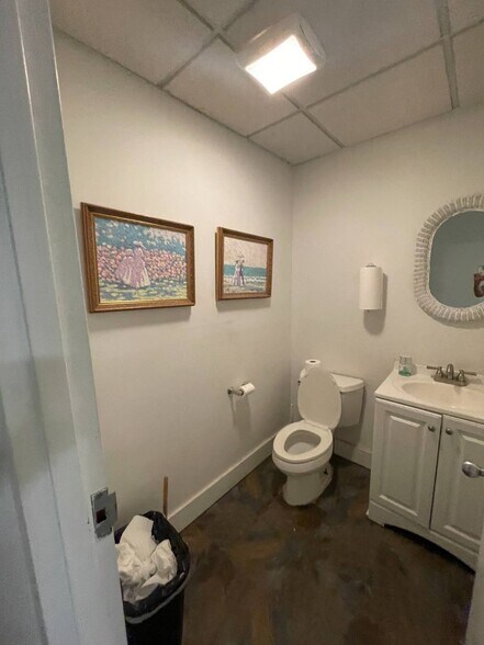 More Photos Of 135 Glenwood Rd, Glenwood Landing Office For Lease