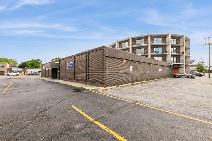 More Photos Of 3900 W 95th St, Evergreen Park Office For Lease