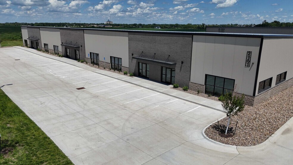 More Photos Of 2151 Shiloh Rose Pkwy SW, Bondurant Flex For Lease
