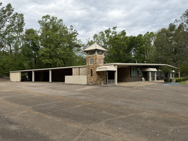 More Photos Of 1951 E 3rd St, Corinth Cemetery Mausoleum For Sale