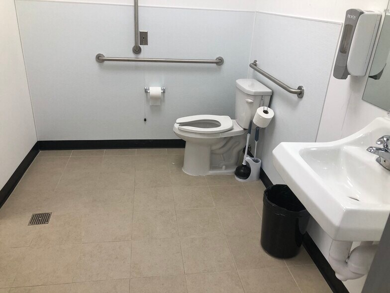 More Photos Of 263-275 Park Ave, East Hartford Warehouse For Lease