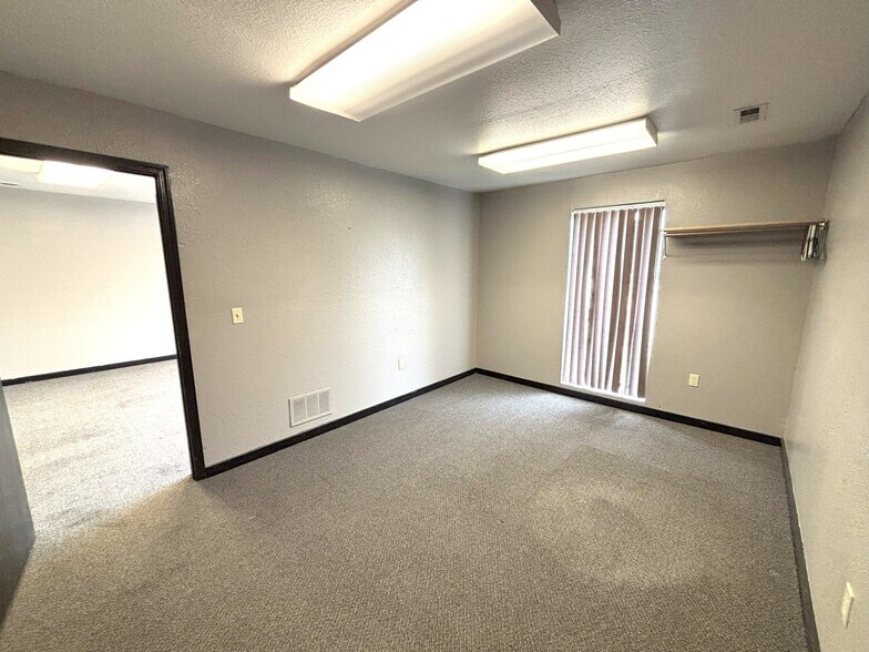 More Photos Of 1035 E 23rd St, Lawrence Warehouse For Lease