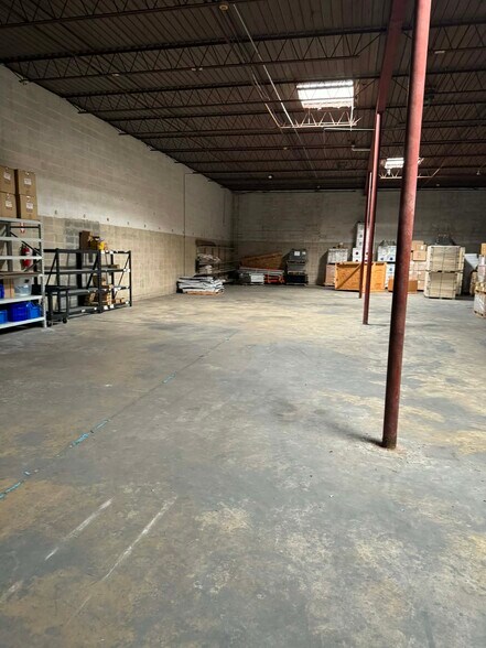 More Photos Of 825 Southway Cir, Fort Worth Flex For Lease