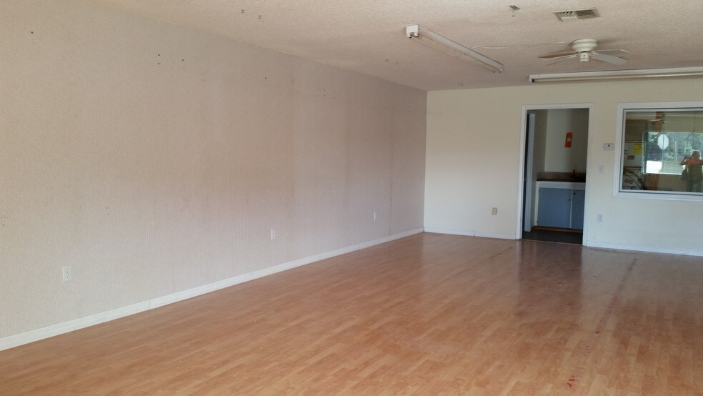 More Photos Of 3221 E Thomas St, Inverness Storefront For Sale