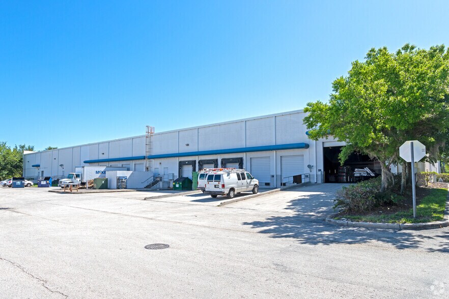More Photos Of 8508 Benjamin Rd, Tampa Light Distribution For Lease