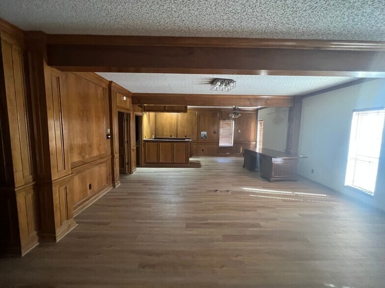 More Photos Of 917 U.S. 77, Sinton Manufacturing For Sale