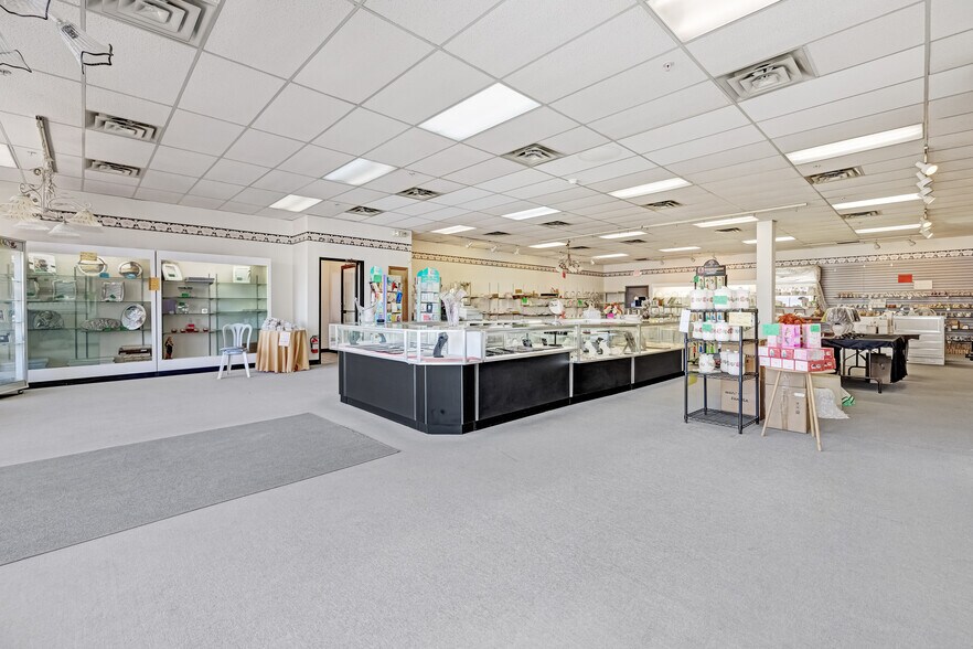 More Photos Of 505 Mola Blvd, Elmwood Park General Retail For Sale