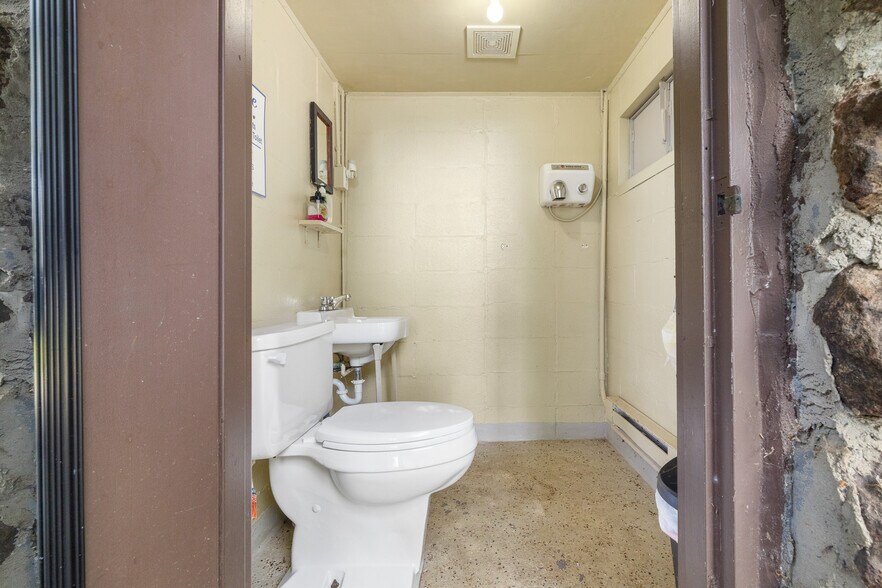 More Photos Of 621 Court St, Jasper Trailer Camper Park For Sale