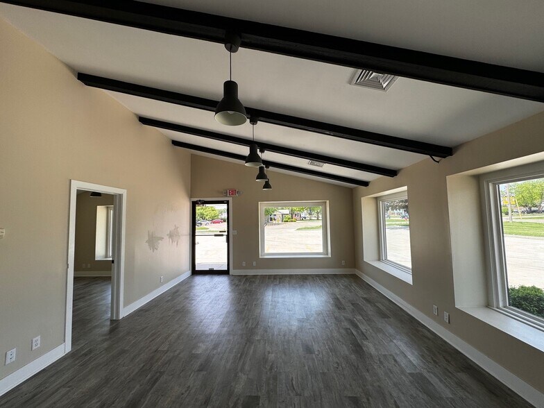 More Photos Of 906 Shooting Park Rd, Peru Freestanding For Sale