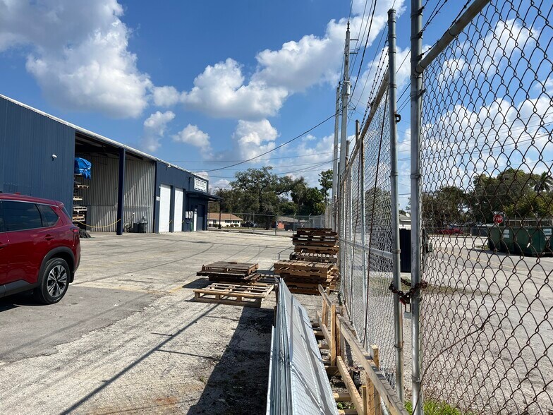 More Photos Of 2585 4th St, Fort Myers Warehouse For Sale