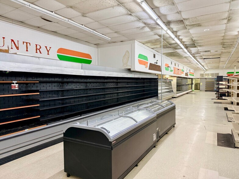 More Photos Of 881 S Walnut St, Bernie Storefront For Sale