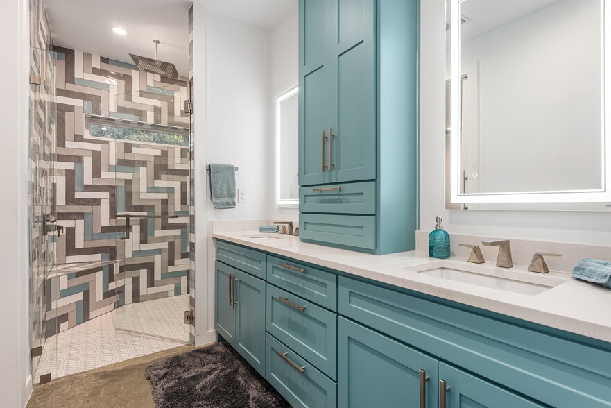 More Photos Of 4798 Iberia Ave, Dallas Office For Sale