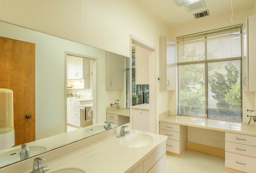More Photos Of 26535 Carmel Rancho Blvd, Carmel Medical For Lease