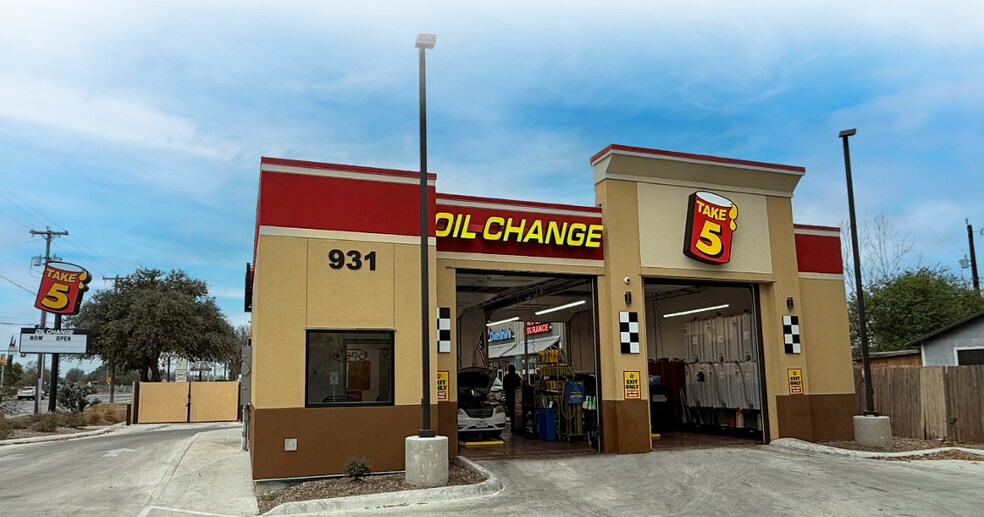 Primary Photo Of 931 S General McMullen Dr, San Antonio Freestanding For Sale
