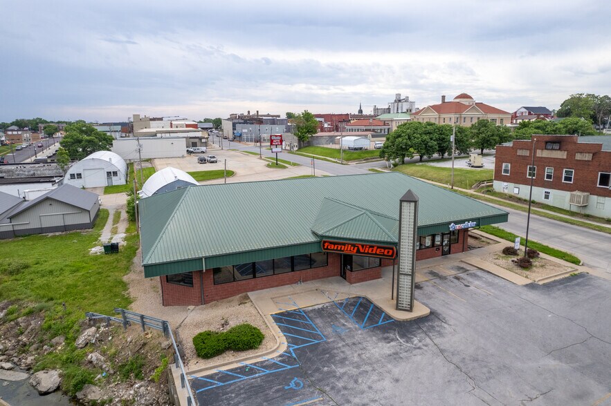 More Photos Of 206 N Western St, Mexico General Retail For Lease