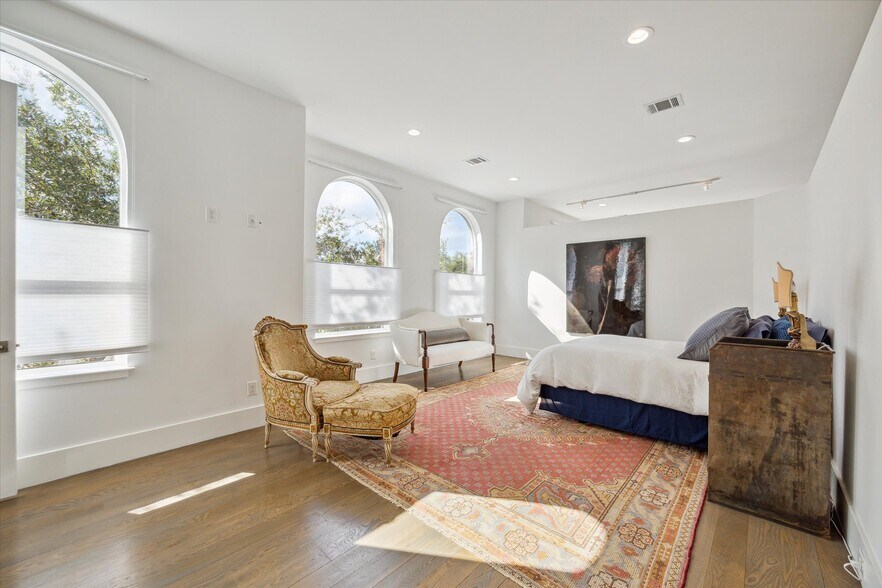 More Photos Of 128 W 17th St, Houston Loft Creative Space For Sale