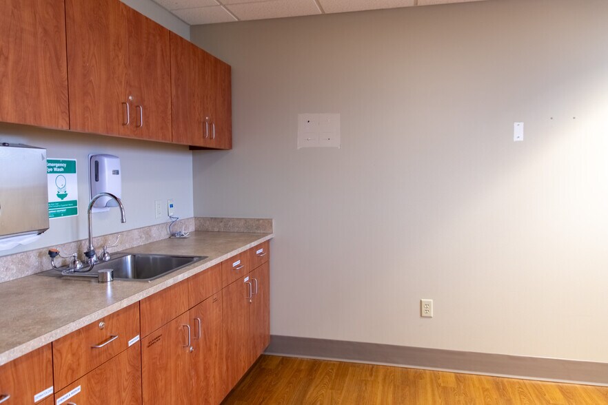 More Photos Of 16909 Lakeside Hills Ct, Omaha Medical For Lease