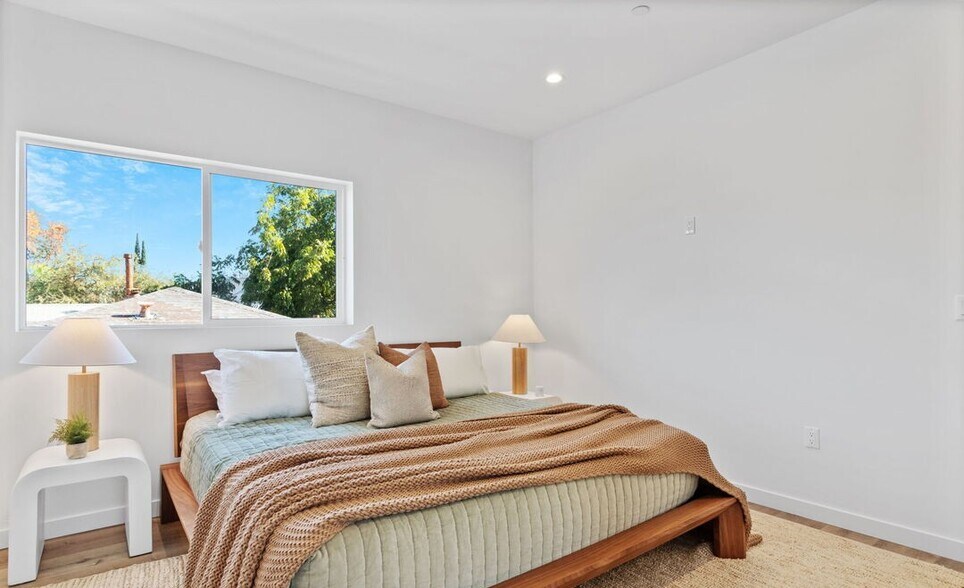More Photos Of 10821 Hartsook St, North Hollywood Apartments For Sale