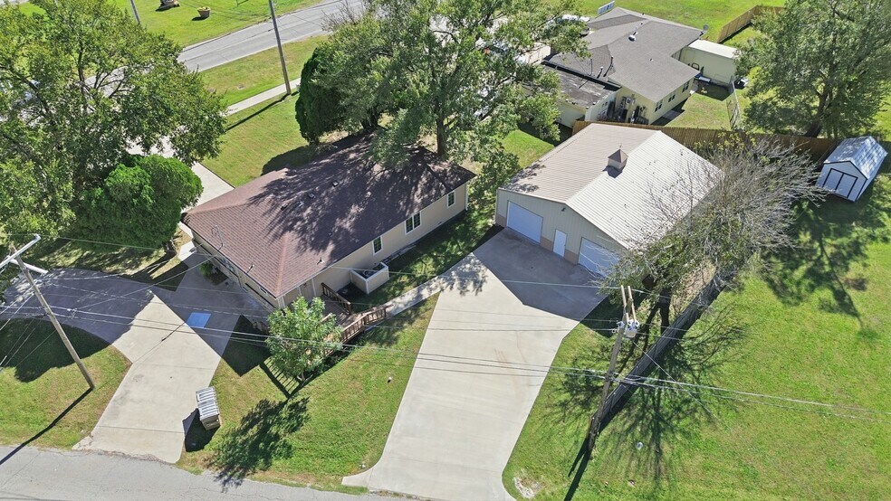 More Photos Of 601 S Cherokee St, Catoosa Office For Sale