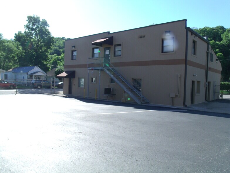 More Photos Of 411 Holmes St, Frankfort Light Distribution For Sale