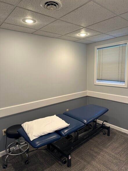 More Photos Of 40 S River Rd, Bedford Medical For Lease