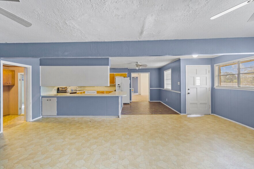 More Photos Of 120 State Highway 75 N, Huntsville Specialty For Sale